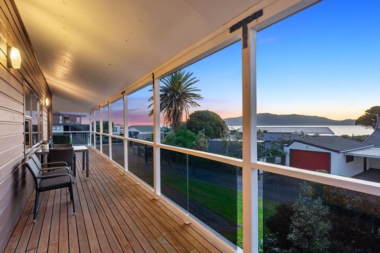 Photo of property in 11 Waiheke Street, Waikanae Beach, Waikanae, 5036