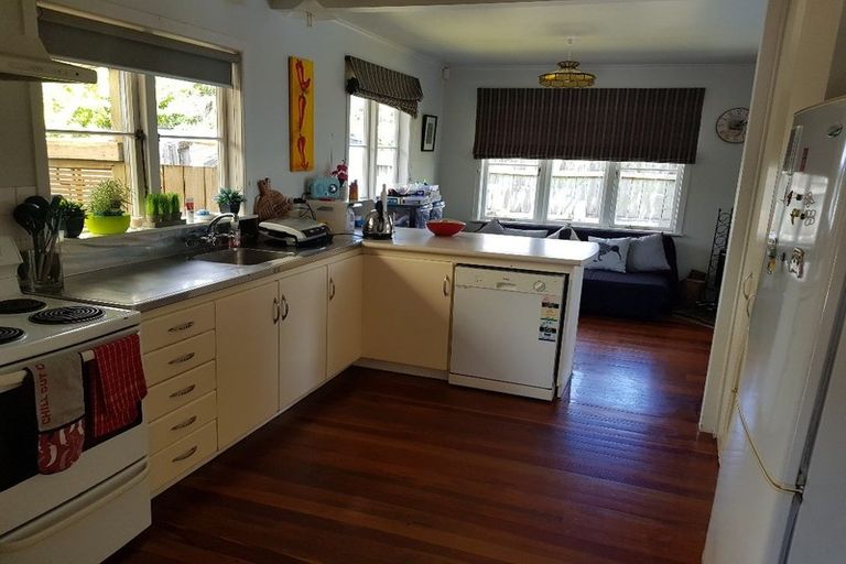 Photo of property in 37 Edmonton Road, Henderson, Auckland, 0612