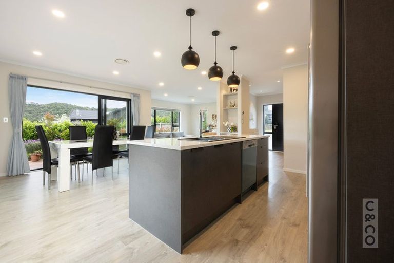 Photo of property in 15 Vogwill Road, Kumeu, 0810