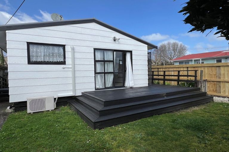 Photo of property in 1 Taikata Road, Te Atatu Peninsula, Auckland, 0610