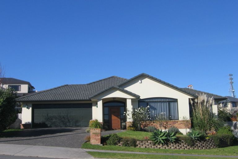 Photo of property in 76 Moyrus Crescent, East Tamaki Heights, Auckland, 2016