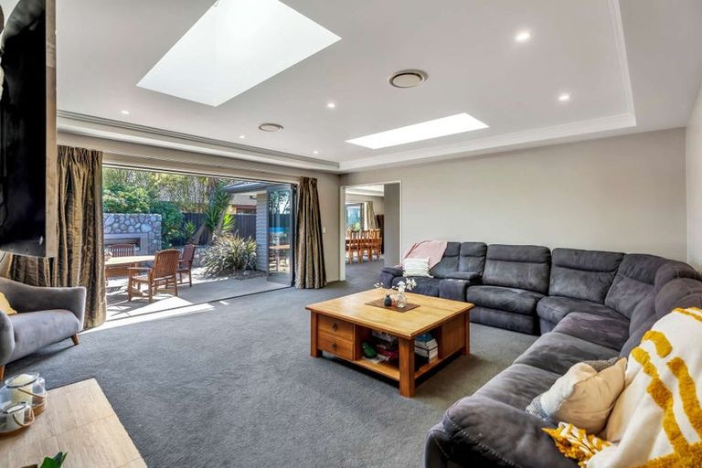 Photo of property in 27 Foresters Crescent, Parklands, Christchurch, 8083