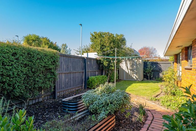 Photo of property in 2/84 Memorial Avenue, Ilam, Christchurch, 8053