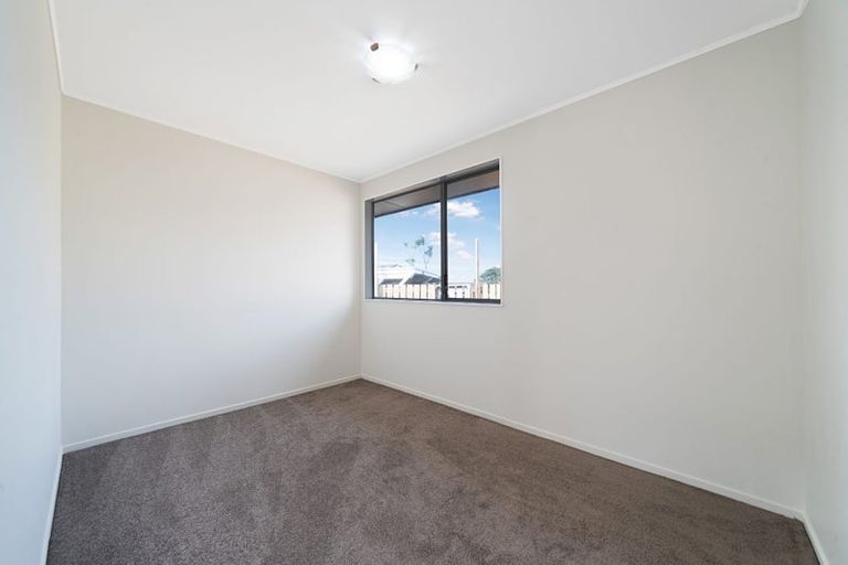 Photo of property in 24a/1 Waimumu Road, Massey, Auckland, 0614