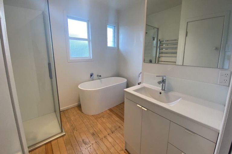 Photo of property in 5 Brookfield Road, Te Atatu Peninsula, Auckland, 0610