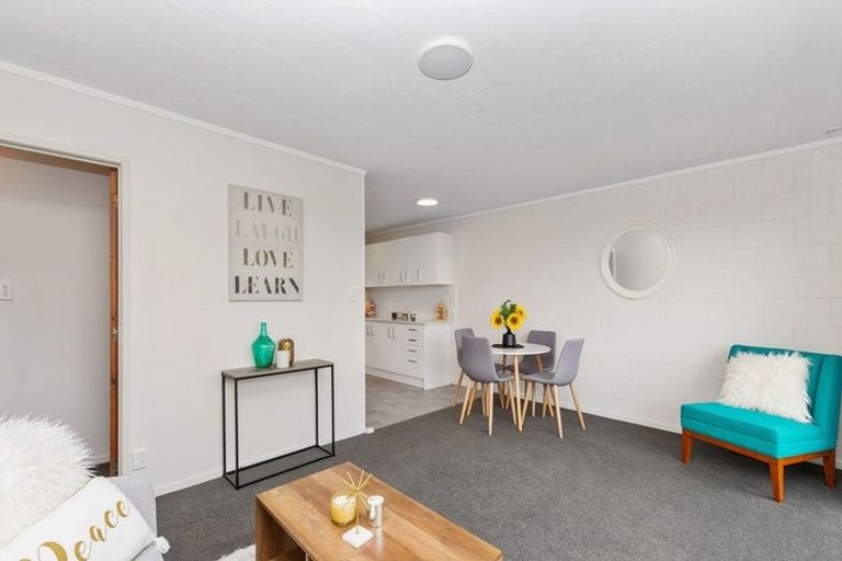 Photo of property in 1/19 Kemp Road, Massey, Auckland, 0614