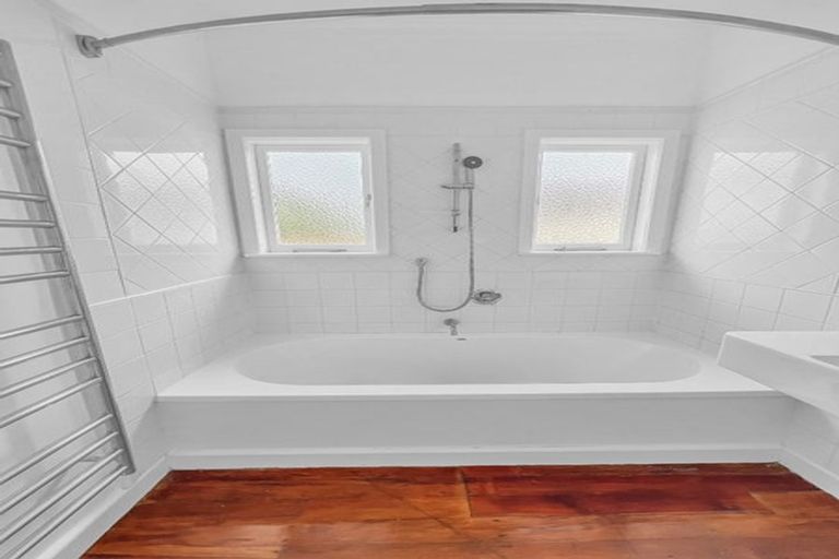 Photo of property in 1/44 Old Lake Road, Narrow Neck, Auckland, 0624