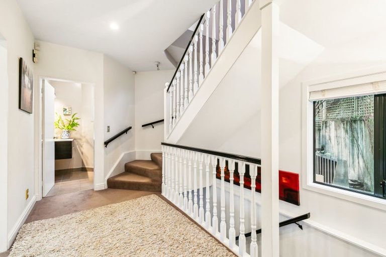 Photo of property in 2/67 Bolton Street, Kelburn, Wellington, 6012