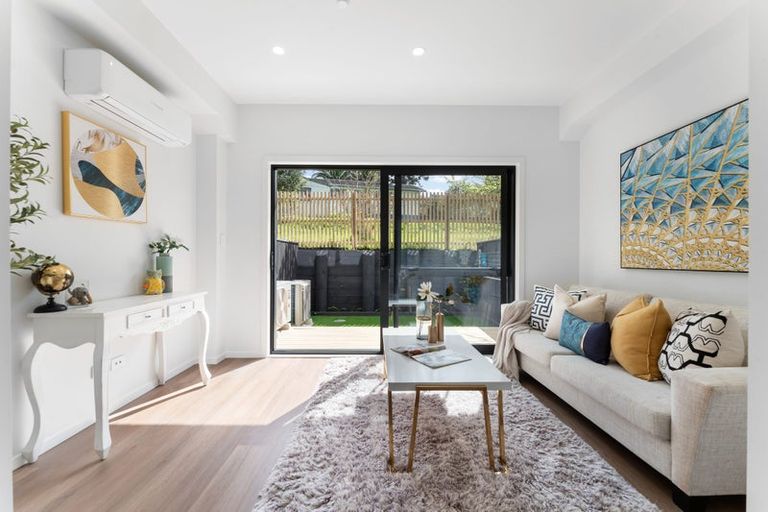 Photo of property in 16 Saint Catherine Crescent, West Harbour, Auckland, 0618