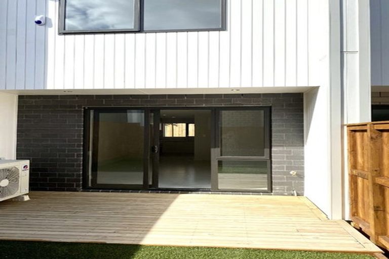 Photo of property in 1/38 Santiago Crescent, Unsworth Heights, Auckland, 0632