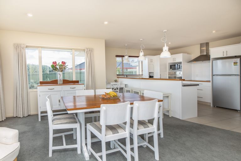 Photo of property in 10 Harrys Way, Redwood, Christchurch, 8051