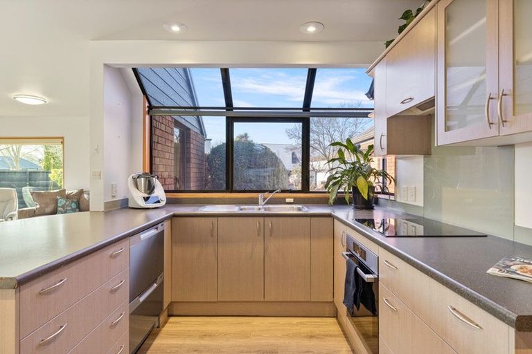 Photo of property in 8 Brockhall Lane, Avonhead, Christchurch, 8042