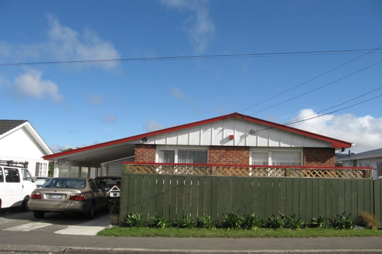 Photo of property in 11 Longcroft Terrace, Newlands, Wellington, 6037