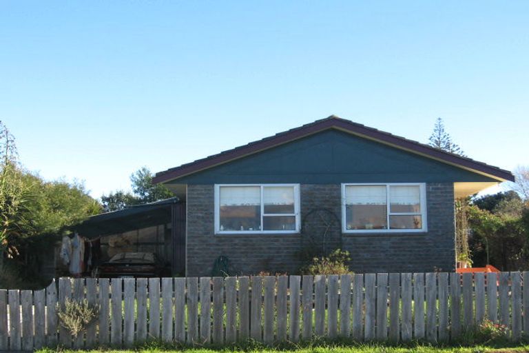 Photo of property in 6 Colenso Place, Otaki Beach, Otaki, 5512