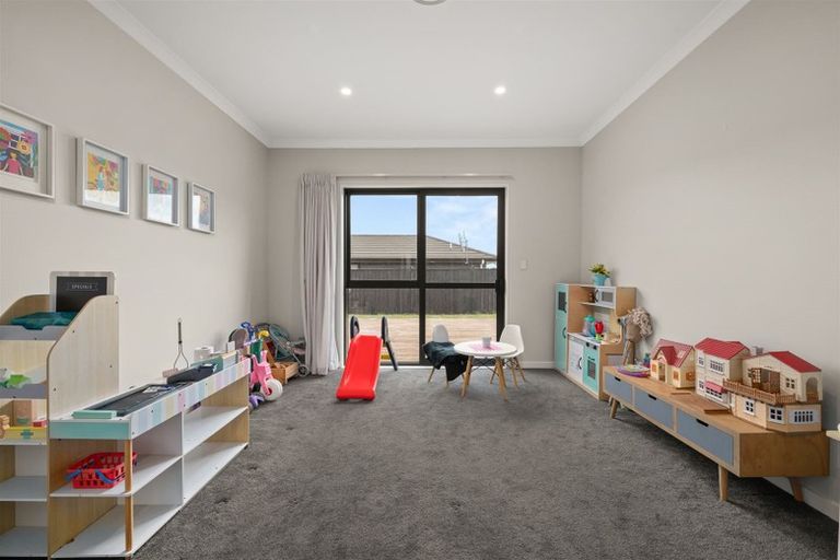 Photo of property in 2 Madden Avenue, Kumeu, 0810