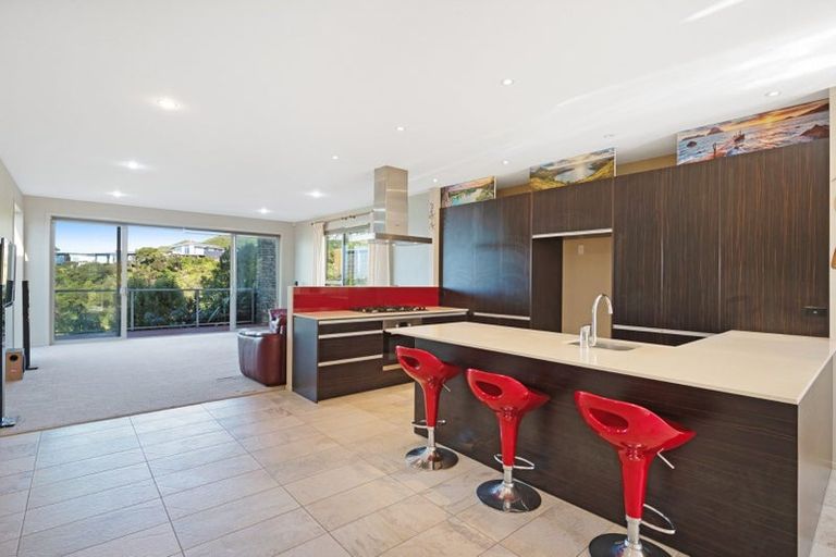 Photo of property in 52 Tamworth Crescent, Newlands, Wellington, 6037