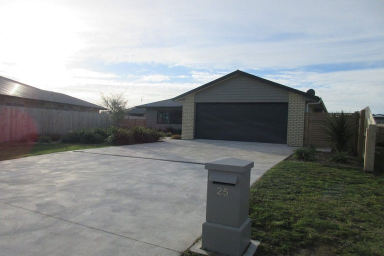 Photo of property in 25 Gallipoli Place, Paraparaumu, 5032