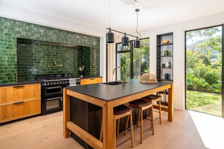 Photo of property in 14 Lochiel Road, Khandallah, Wellington, 6035