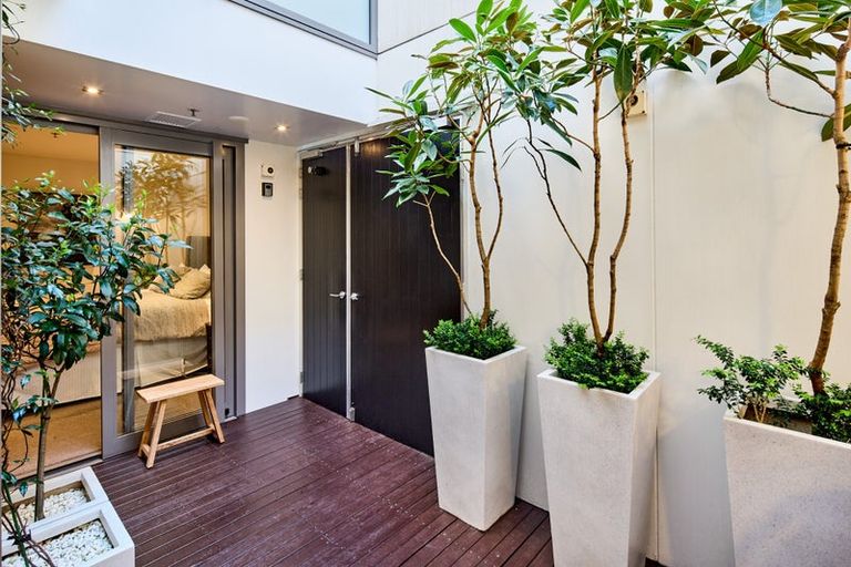 Photo of property in Patent 326 Apartments, 404s/326 Evans Bay Parade, Hataitai, Wellington, 6021