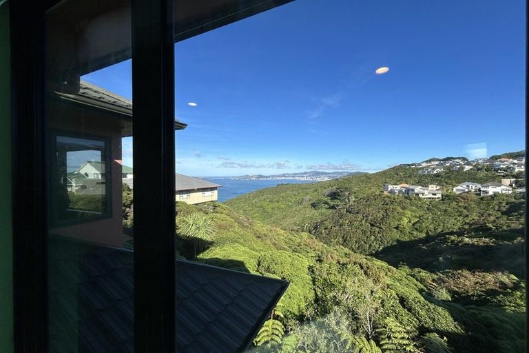 Photo of property in 6 Bennett Grove, Newlands, Wellington, 6037