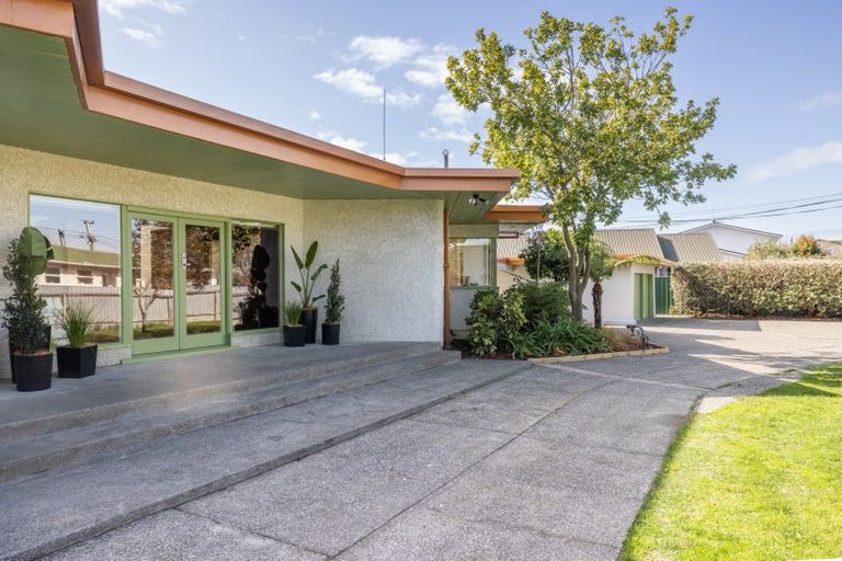 Photo of property in 16 Howard Road, Taradale, Napier, 4112