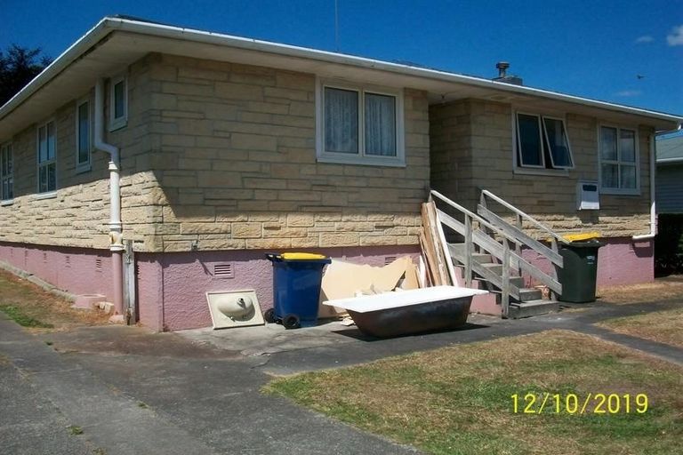 Photo of property in 28 Ozich Avenue, Te Atatu South, Auckland, 0610