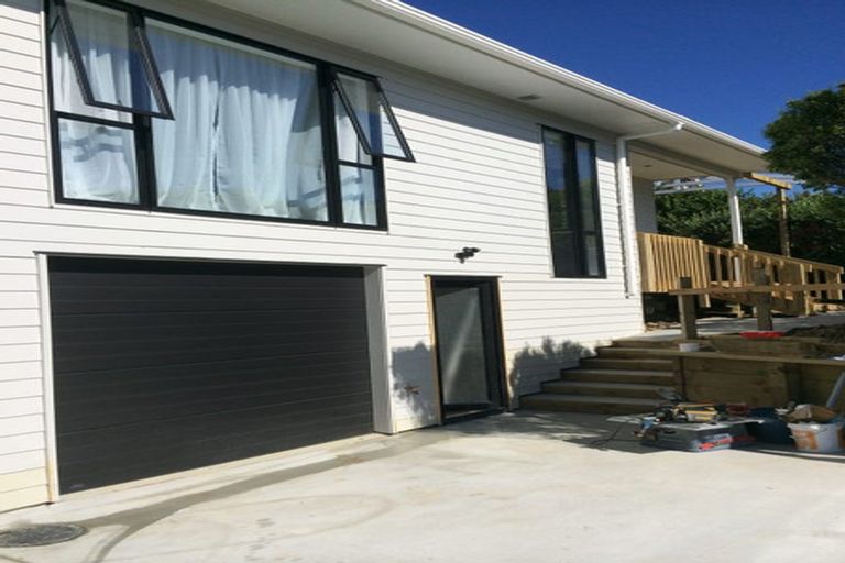 Photo of property in 12 Atlantis Place, Totara Vale, Auckland, 0629