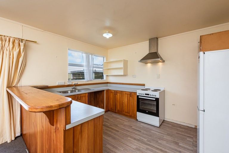 Photo of property in 2a Colchester Crescent, Newlands, Wellington, 6037