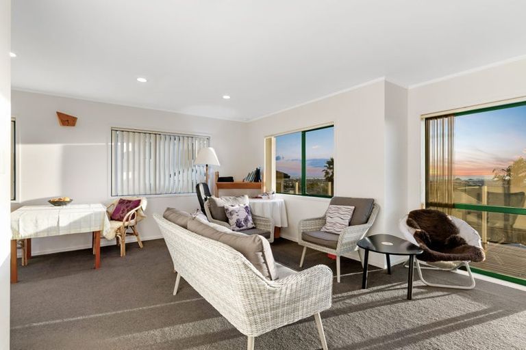 Photo of property in 1a Lobelia Rise, Goodwood Heights, Auckland, 2105