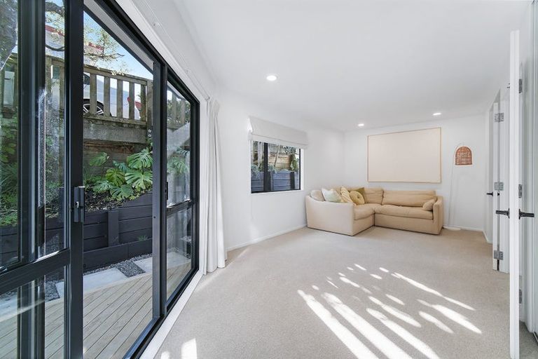 Photo of property in 2/15 Wernham Place, Northcote, Auckland, 0626