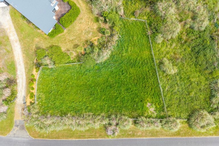 Photo of property in 32 Reay Mackay Grove, Waikawa Beach, Manakau, 5573