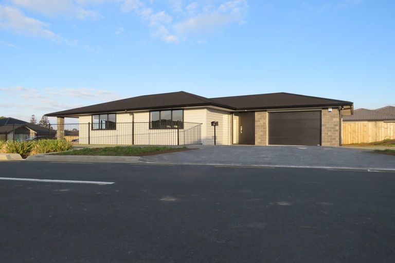 Photo of property in 2 Paapaka Way, Waiuku, 2123