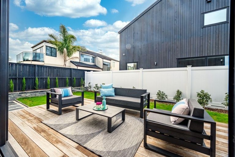 Photo of property in 15a The Parade, Bucklands Beach, Auckland, 2012