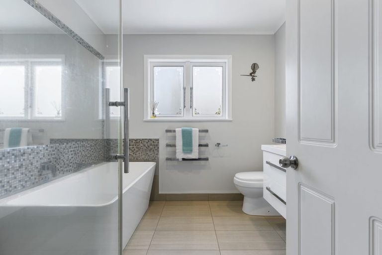 Photo of property in 47 Lyons Avenue, Murrays Bay, Auckland, 0630
