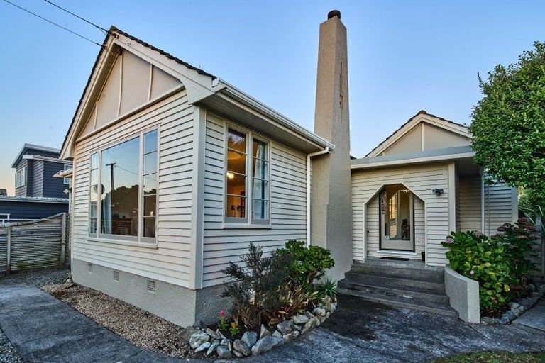 Photo of property in 135 Seaview Road, Paraparaumu Beach, Paraparaumu, 5032