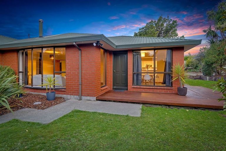 Photo of property in 12 Esher Place, Saint Martins, Christchurch, 8022