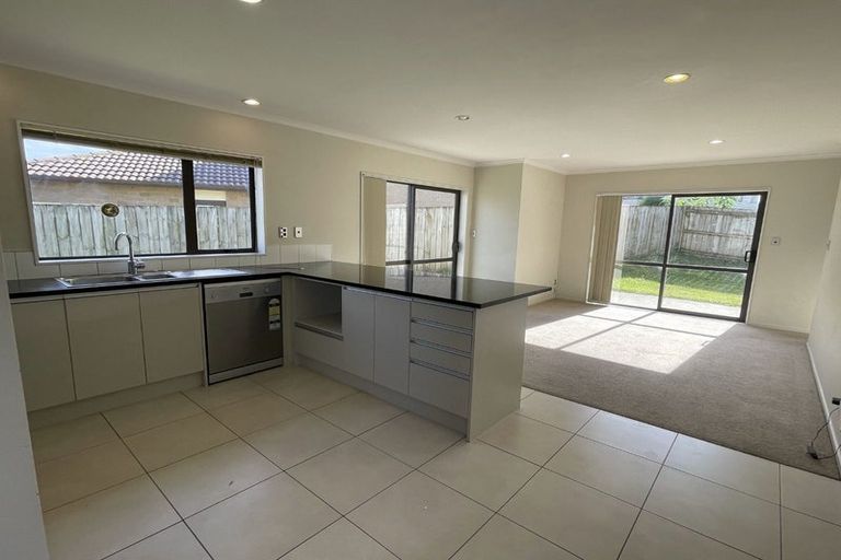 Photo of property in 65 Keri Vista Rise, Papakura, 2110