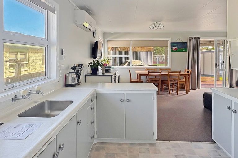 Photo of property in 49 Thomas Place, Foxton Beach, Foxton, 4815