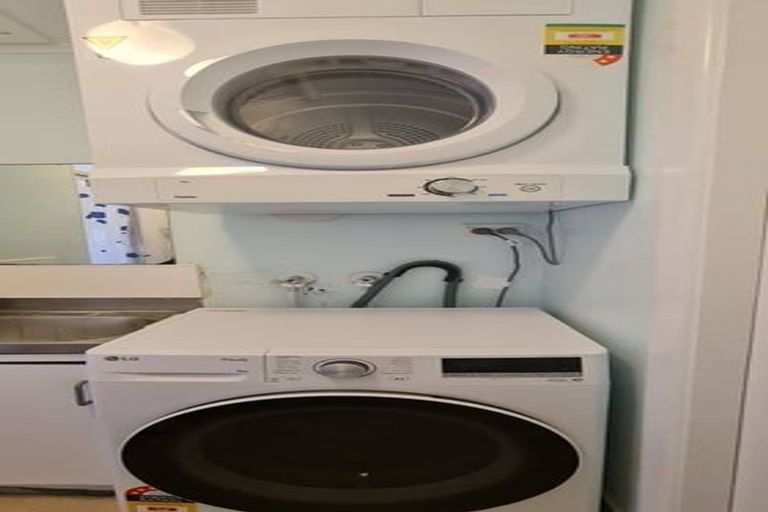 Photo of property in 139 The Ridgeway, Mornington, Wellington, 6021