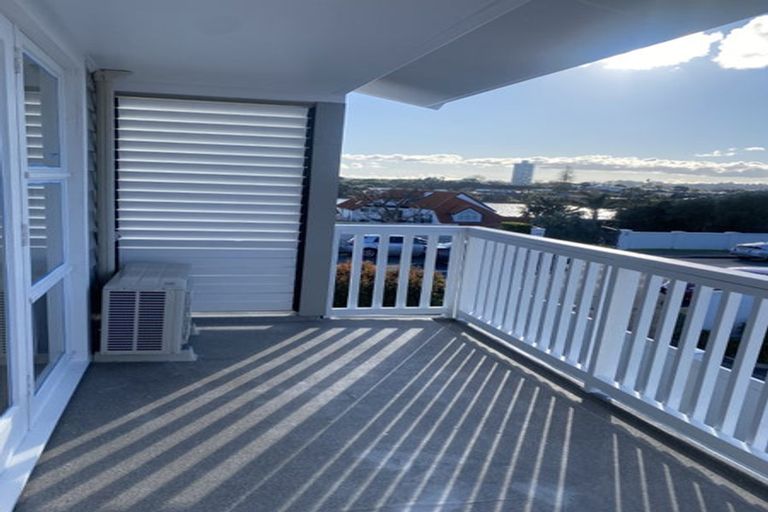 Photo of property in 4/221 Hurstmere Road, Takapuna, Auckland, 0622