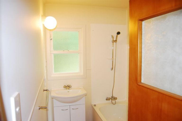 Photo of property in 74 Kervil Avenue, Te Atatu Peninsula, Auckland, 0610