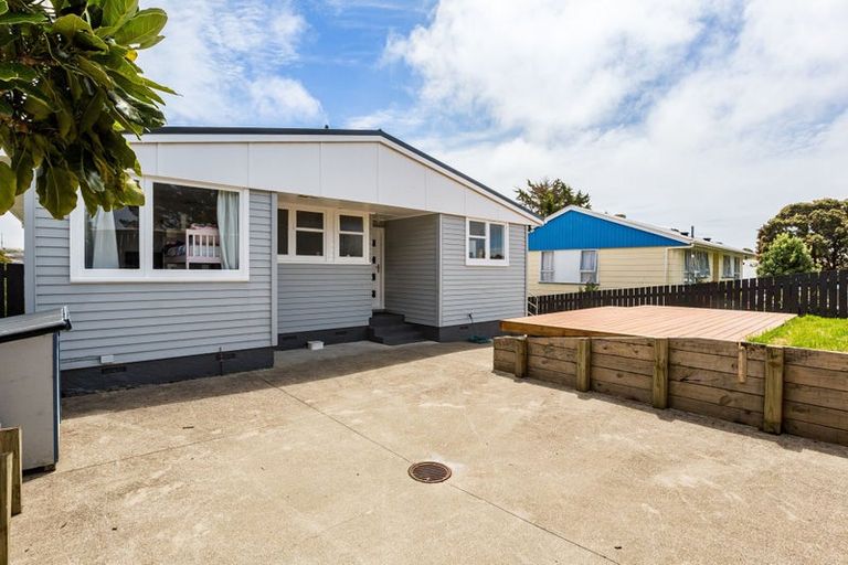 Photo of property in 16 Sasanof View, Ascot Park, Porirua, 5024