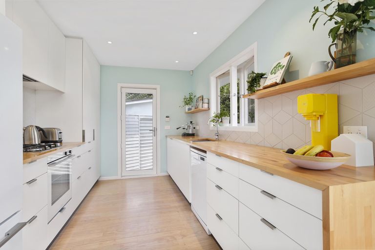 Photo of property in 5 Roby Street, Te Atatu Peninsula, Auckland, 0610