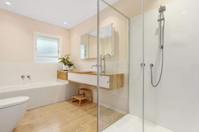 Photo of property in 5 Roby Street, Te Atatu Peninsula, Auckland, 0610