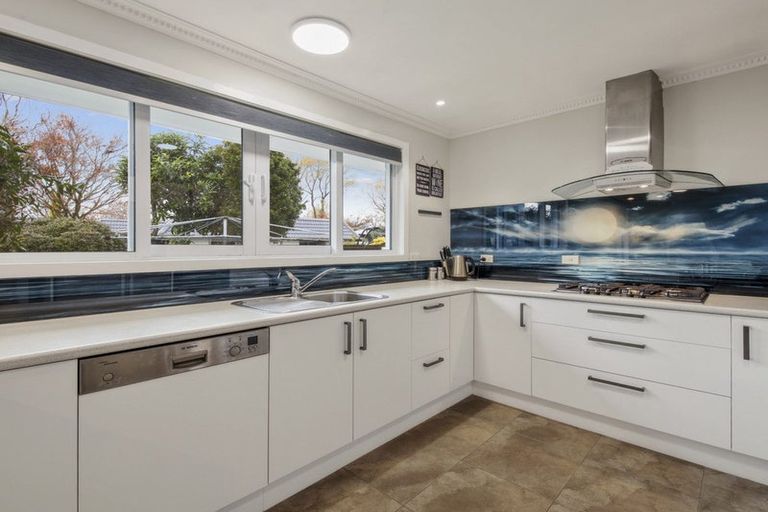 Photo of property in 17 Hillcrest Place, Avonhead, Christchurch, 8042