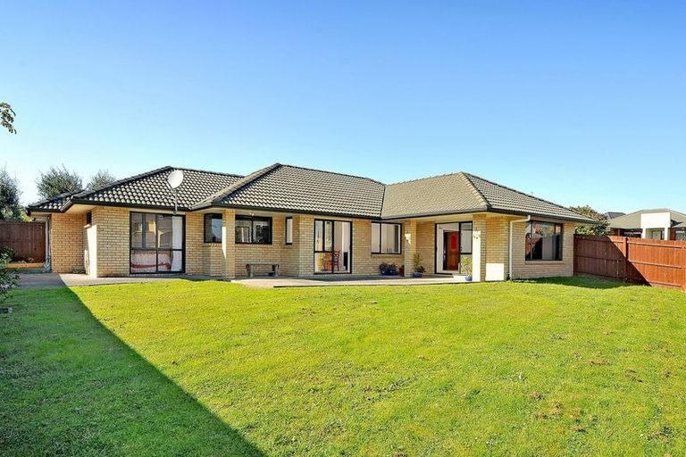 Photo of property in 2 Ridgefield Lane, East Tamaki Heights, Auckland, 2016