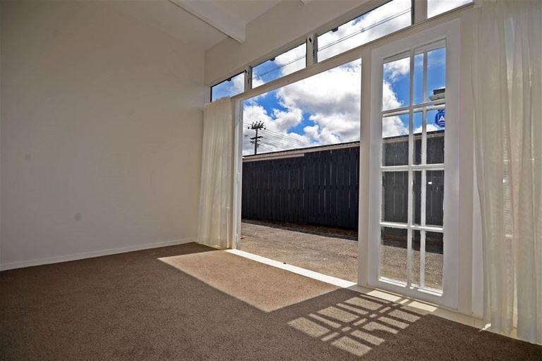Photo of property in 2 Edwards Avenue, Henderson, Auckland, 0610