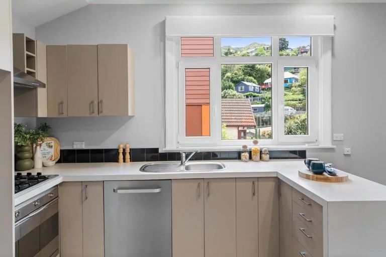 Photo of property in 11 Hawkhurst Road, Lyttelton, 8082