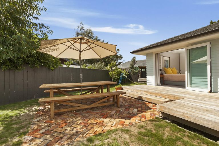 Photo of property in 5 Roby Street, Te Atatu Peninsula, Auckland, 0610