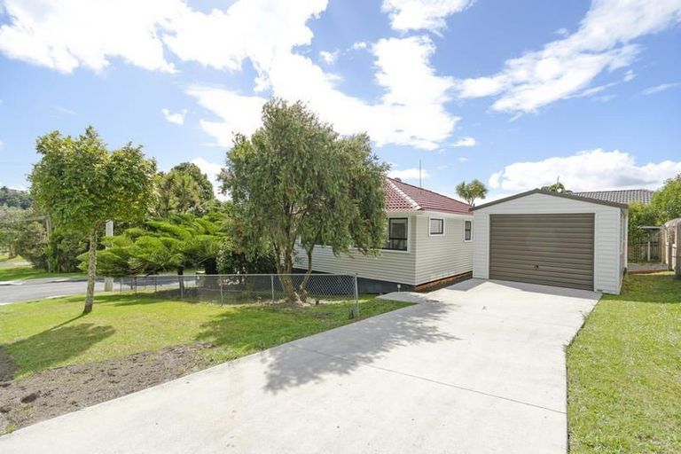 Photo of property in 35 Taipari Road, Te Atatu Peninsula, Auckland, 0610